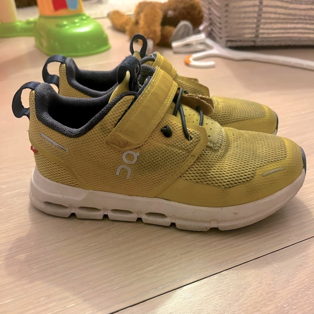 OC -on cloud kids sneakers.